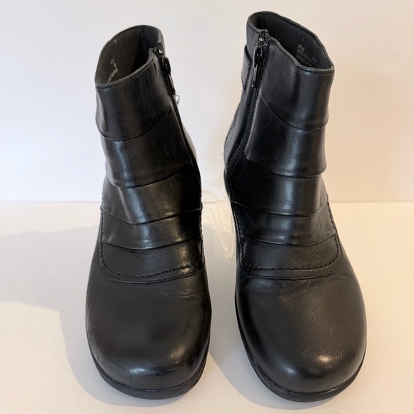 Clarks Black Leather Ankle Booties Size 9.5 boot comfortable boots - Picture 3 of 11